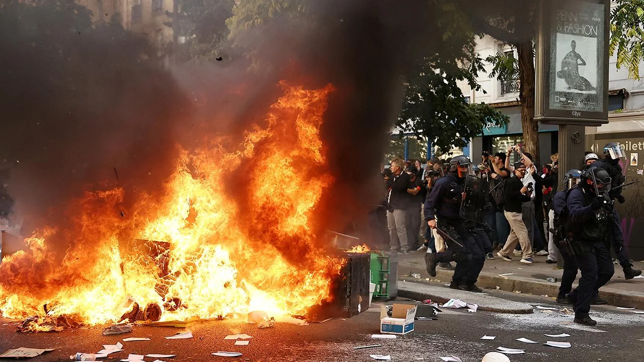 Fransa'da 30 bin öğrenci haftalarca yüz yüze eğitim alamayacak
