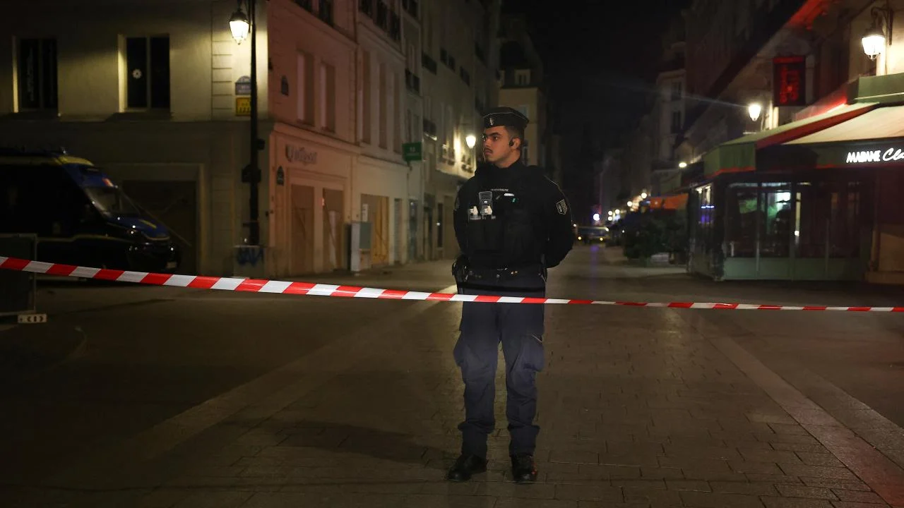 Paris ve Lyon'da kısmi sokağa çıkma yasağı 1 gün uzatıldı