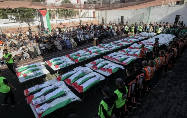 Gazze'de yaklaşık 3 yıl sonra enkazdan çıkarılan 75 Filistinlinin naaşı toprağa verildi
