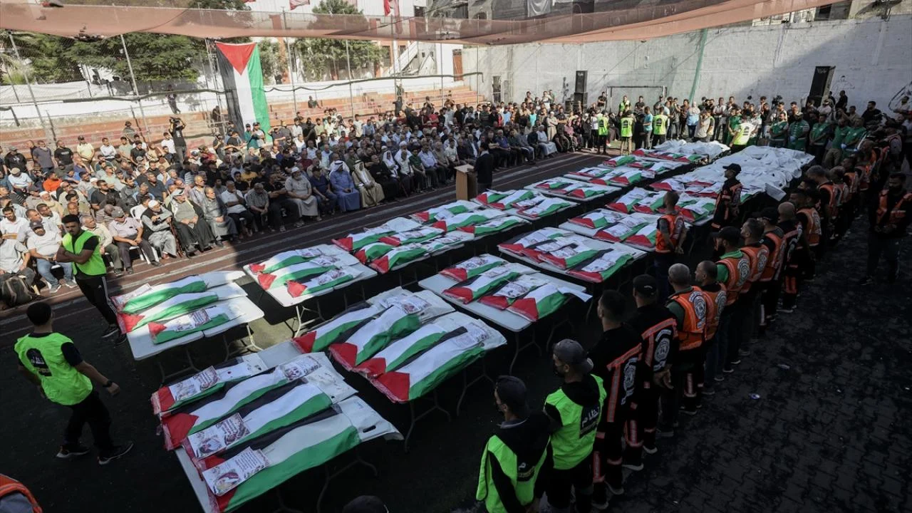 Gazze'de yaklaşık 3 yıl sonra enkazdan çıkarılan 75 Filistinlinin naaşı toprağa verildi
