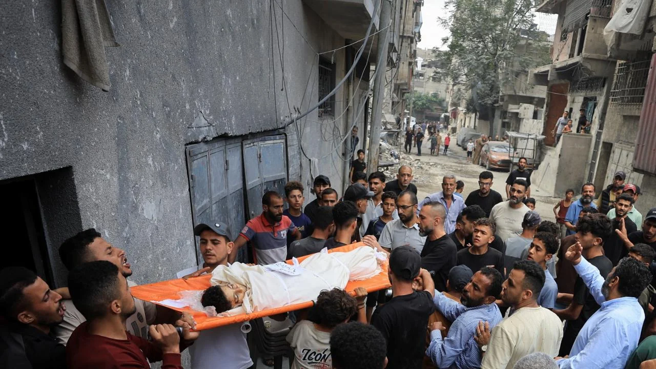 Gazze'de enkaz altından çıkarılan 75 Filistinlinin cenazesi defnedildi