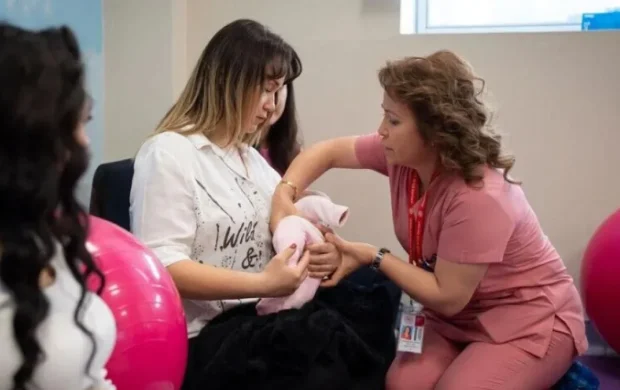 3,1 milyon anne adayı gebe okullarında doğuma hazırlandı