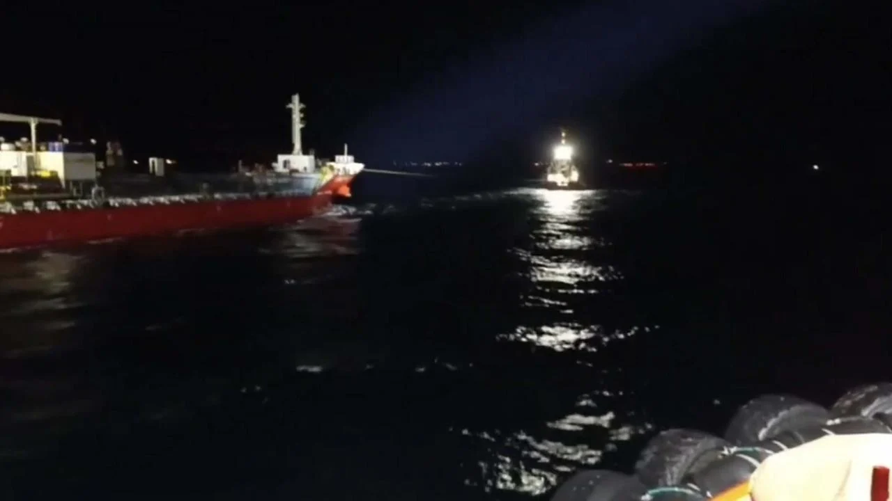 Çanakkale Boğazı'nda arızalanan gemi güvenli bölgeye demirletildi