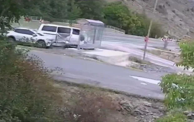 Gümüşhane'de durakta bekleyen kadın kazadan kıl payı kurtuldu