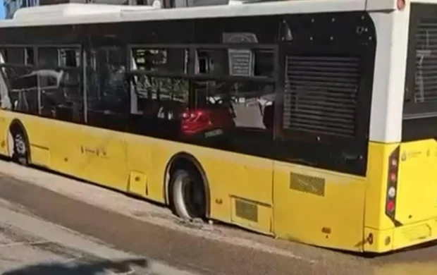 İETT otobüsü çukura düştü