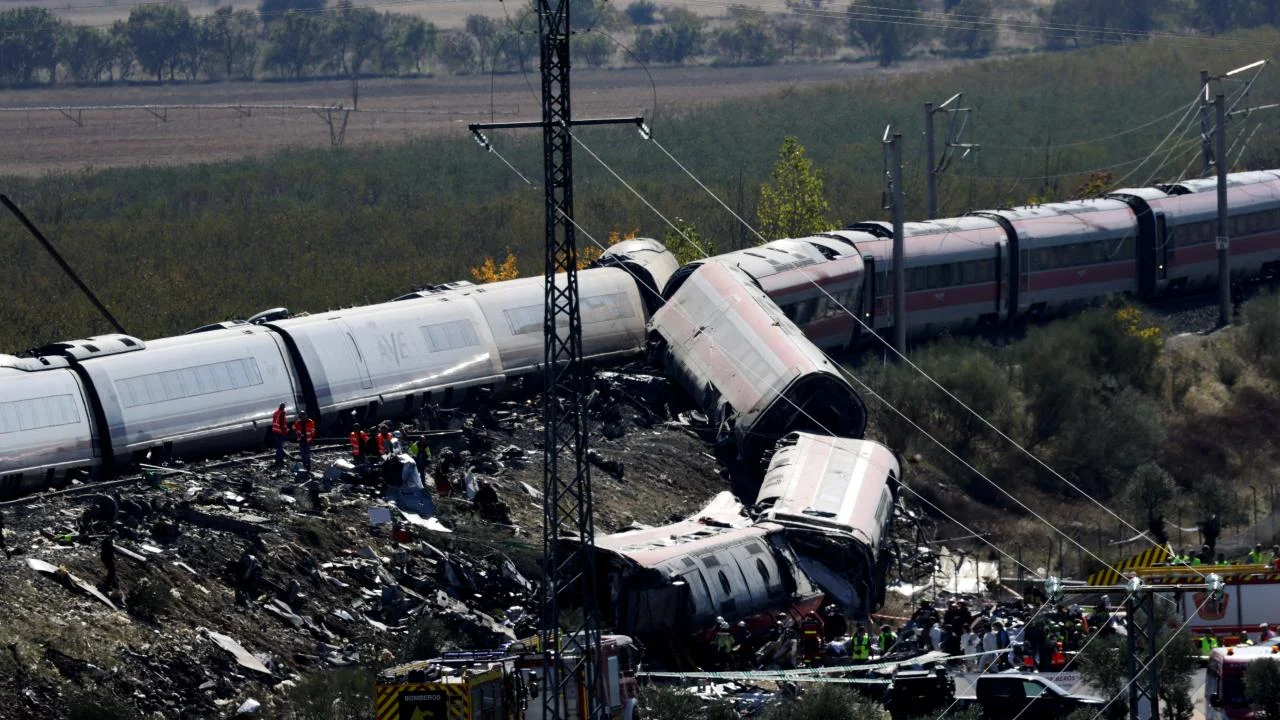 İspanya'da hızlı trenler çarpıştı: En az 68 ölü