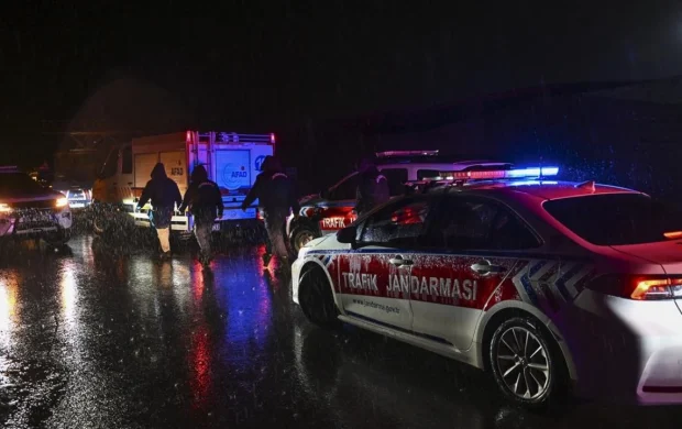 İstanbul'da sağanak: Suya kapılan araçtaki 2 kişi kayıp