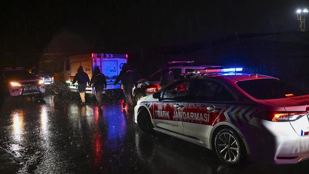 İstanbul'da sağanak: Suya kapılan araçtaki 2 kişi kayıp