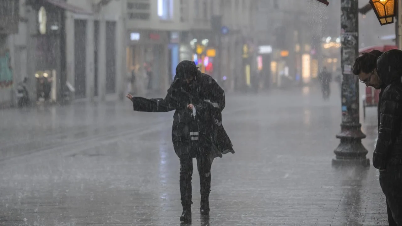 İstanbul Valiliği uyardı: Sağanak ve fırtına geliyor