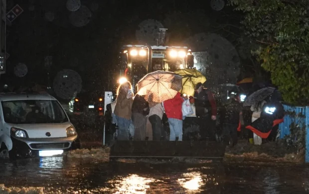 İstanbul'u sağanak vurdu: Yollar göle döndü, araçlar suya gömüldü