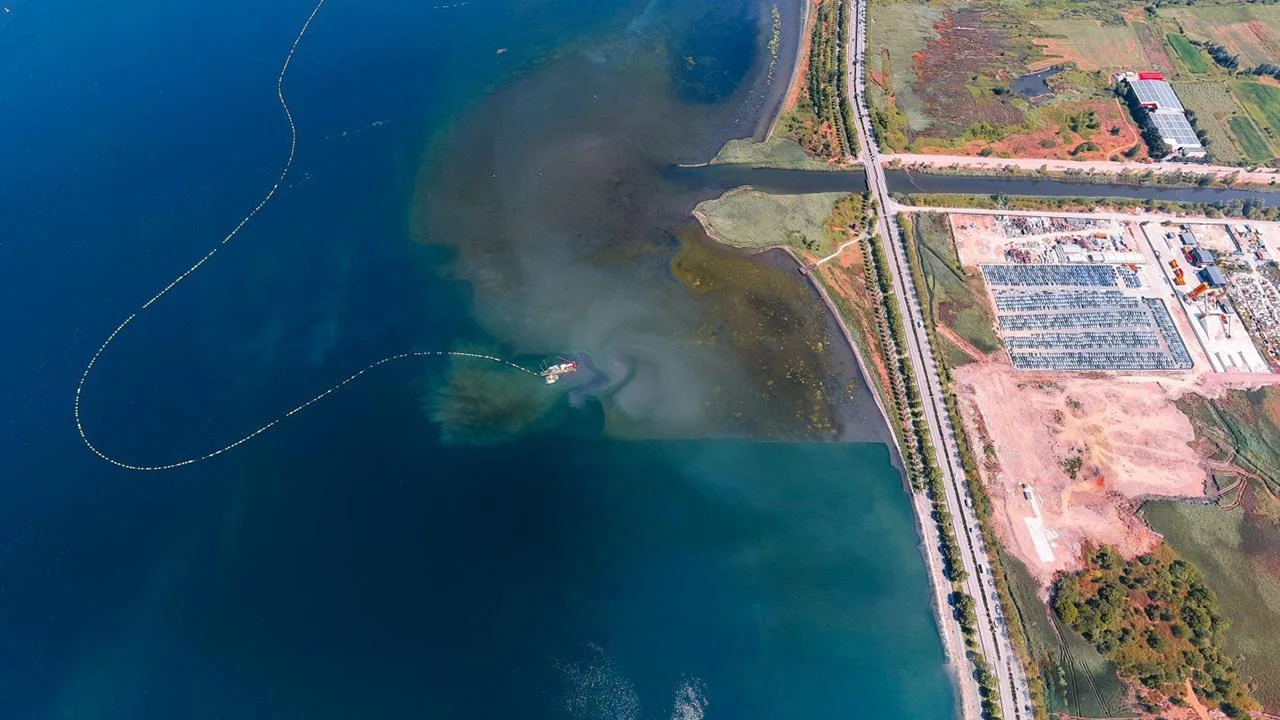 İzmit Körfezinden 2,4 milyon metreküp çamur çıkarıldı