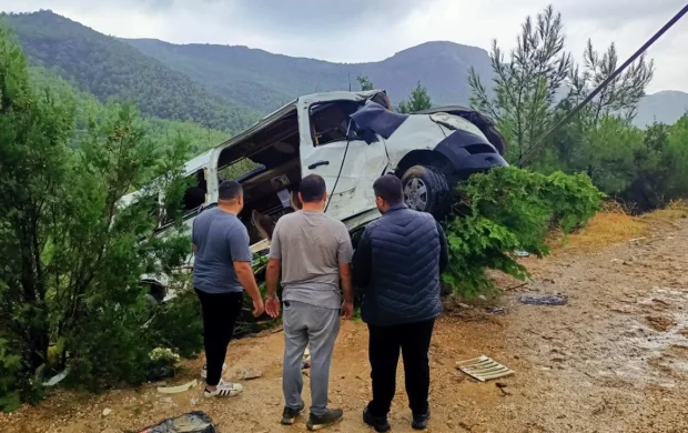 Mersin'de minibüs uçuruma devrildi: 17 yaralı