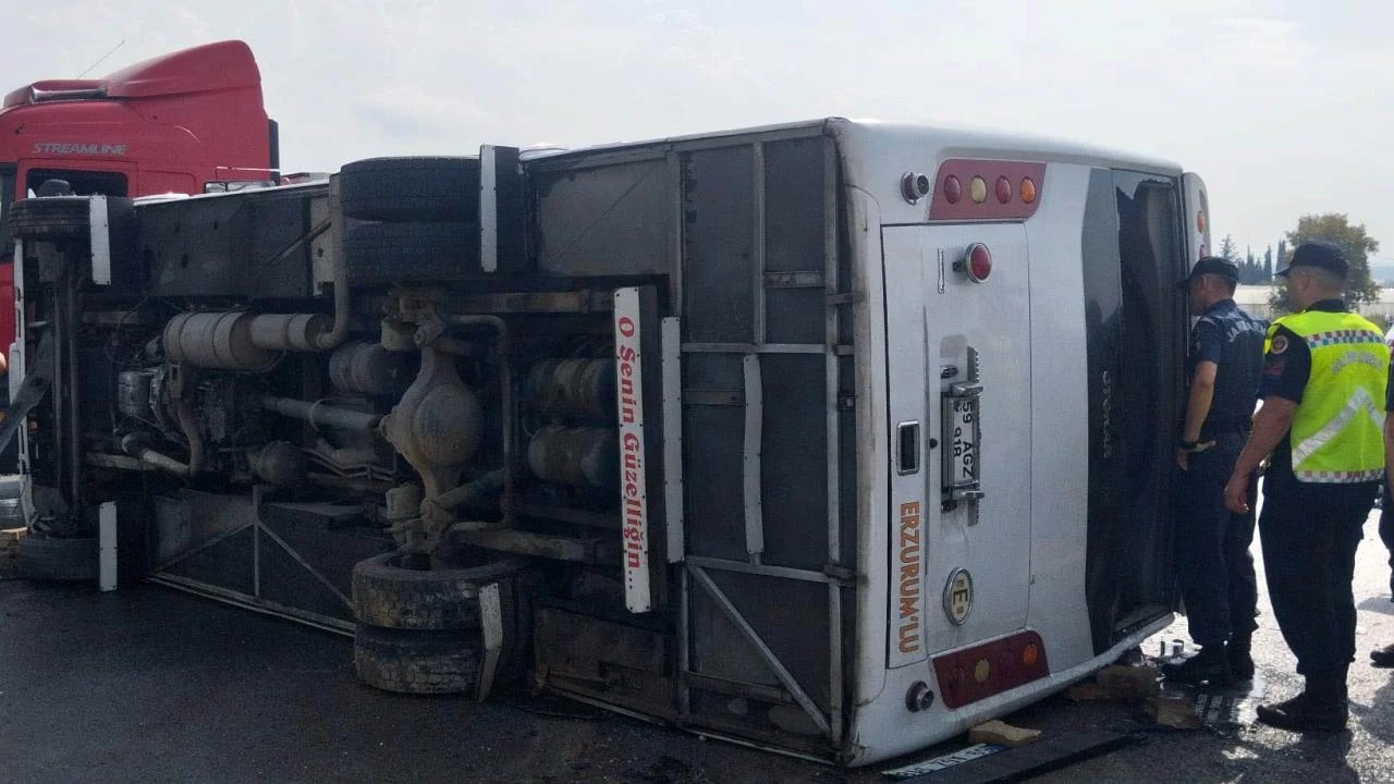 Antalya'da midibüs devrildi: 5 yaralı