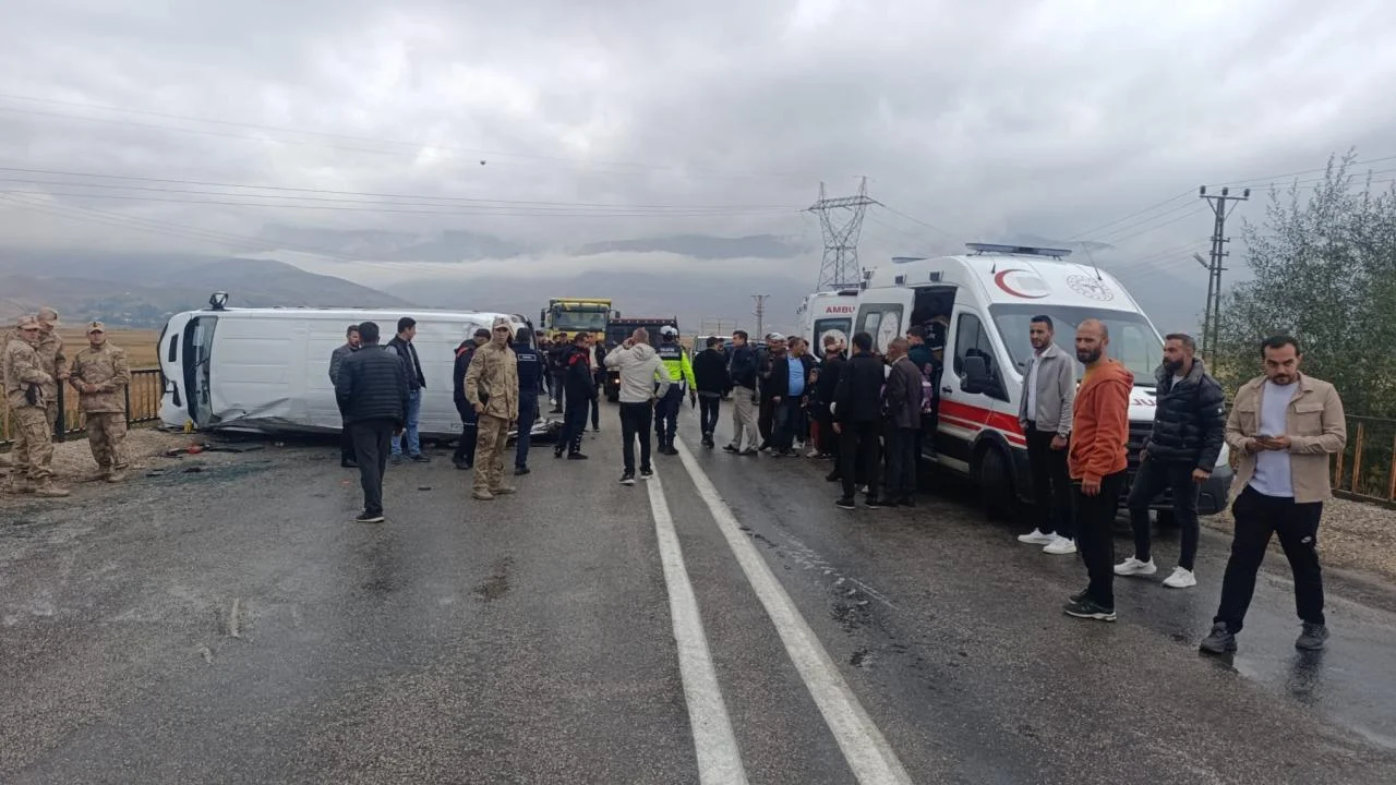 Yüksekovada öğrenci servisi devrildi: 10 yaralı