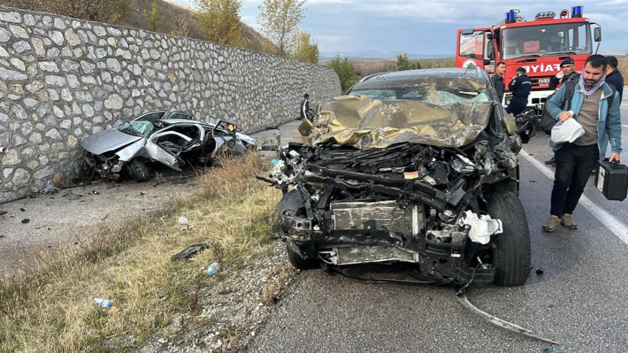 Çorum'da iki otomobil çarpıştı: 4 ölü, 2 yaralı