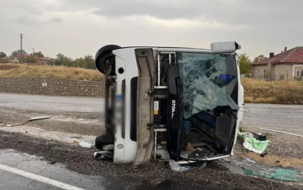 Kırıkkale'de işçileri taşıyan midibüs devrildi: 15 yaralı