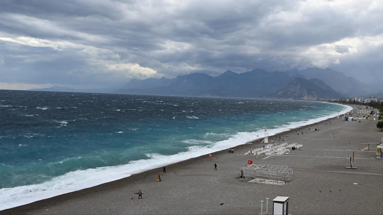 Antalya'da fırtına ve sağanak etkili oluyor