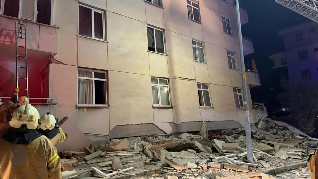 İstanbul'da 7 katlı bina kısmen çöktü