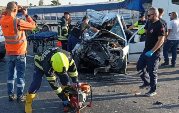 Mersin'de tıra çarpan hafif ticari araçtaki 2 kişi öldü