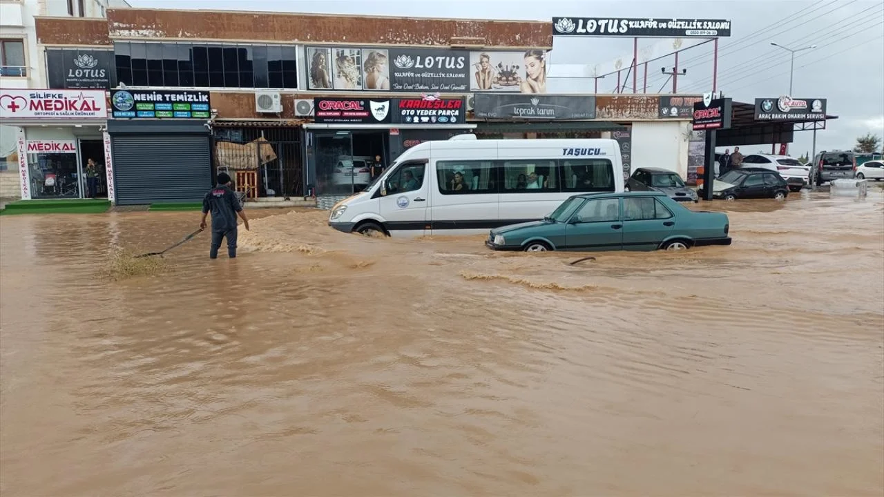 Mersin'de sağanak su baskınlarına neden oldu: Araçlar yolda kaldı