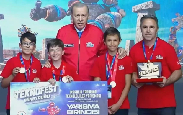 Çorumlu öğrenciler ödülünü Cumhurbaşkanı Erdoğan'ın elinden aldı