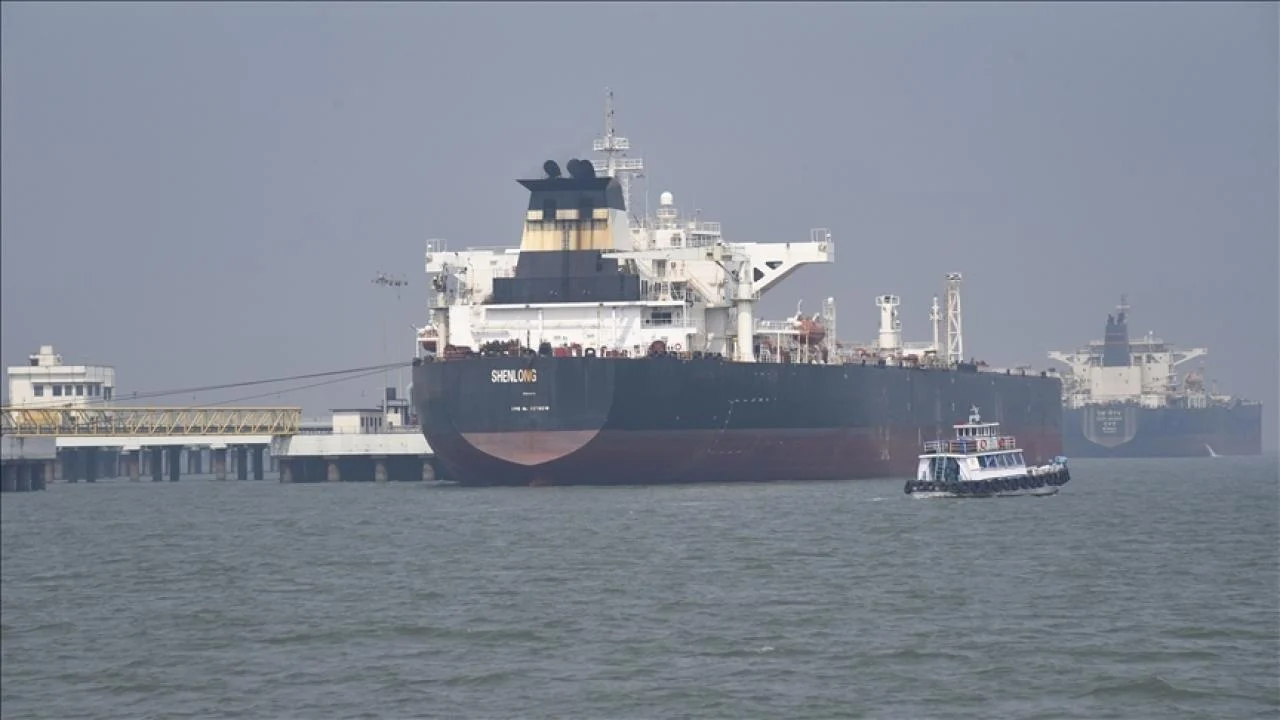 İran Devrim Muhafızları Ordusu: Hürmüz Boğazında bir süper tanker daha mayına çarptı