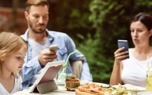 İtalya'nın Sardinya Adası'ndaki restoranlarda ailelere telefon yasağı