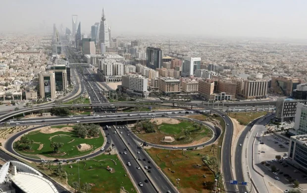 Suudi Arabistan'ın başkenti Riyad'da saldırı uyarısı sonrası patlama sesleri duyuldu