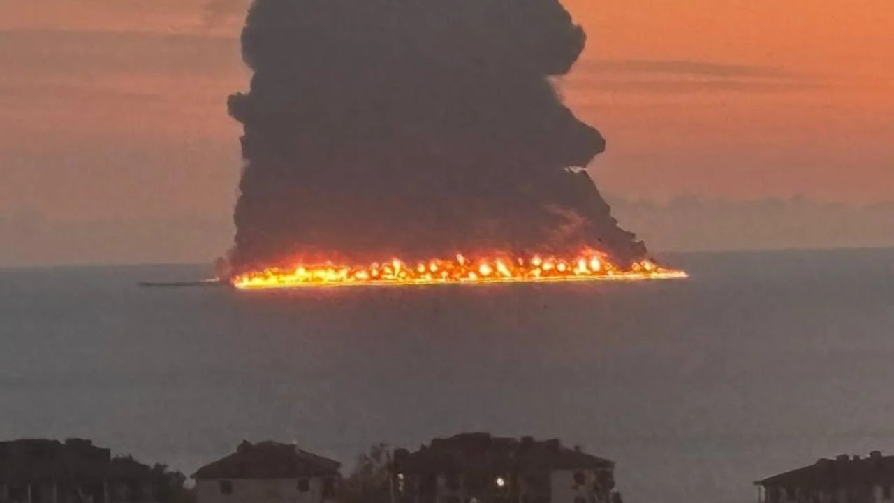 Rusya'nın Karadeniz açıklarında tankerde yangın çıktı