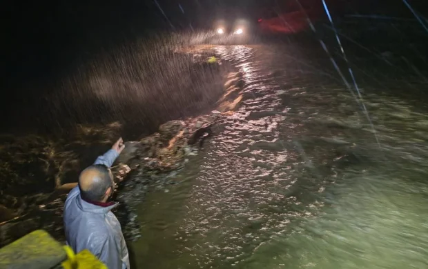Bursa'da taşan dere nedeniyle yol ulaşıma kapandı