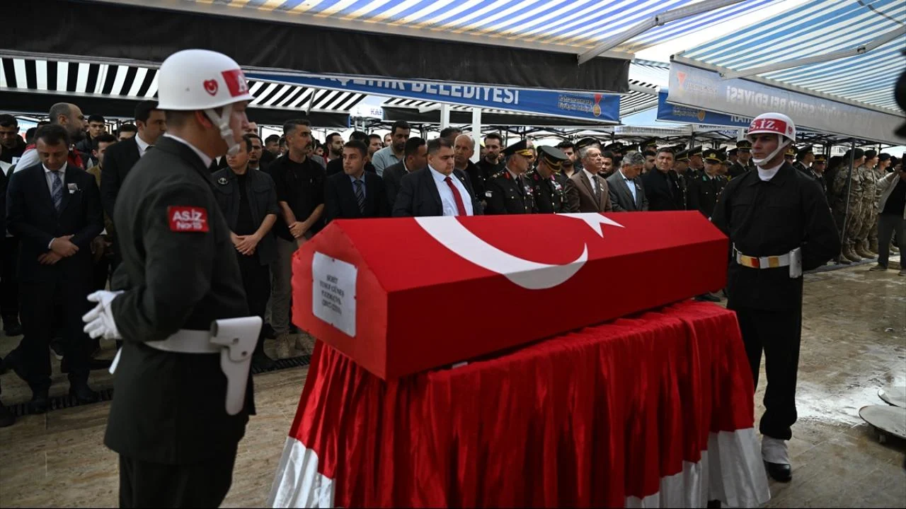 Görev sırasında şehit olan askerimiz son yolculuğuna uğurlandı