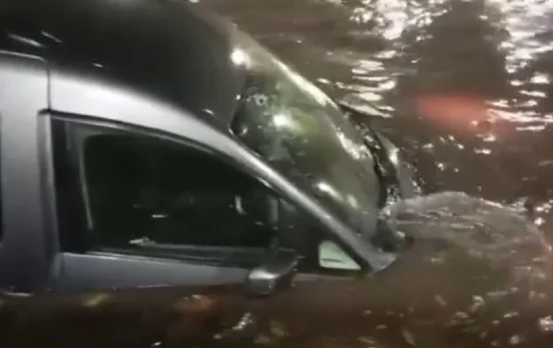 Pendik ve Tuzla'da yollar göle döndü