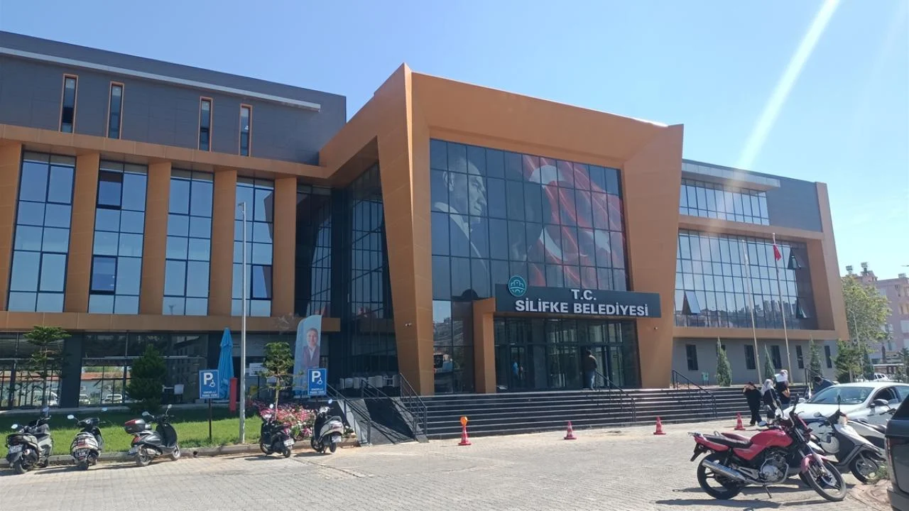 Silifke Belediyesi'ne yolsuzluk operasyonu genişliyor: 7 gözaltı