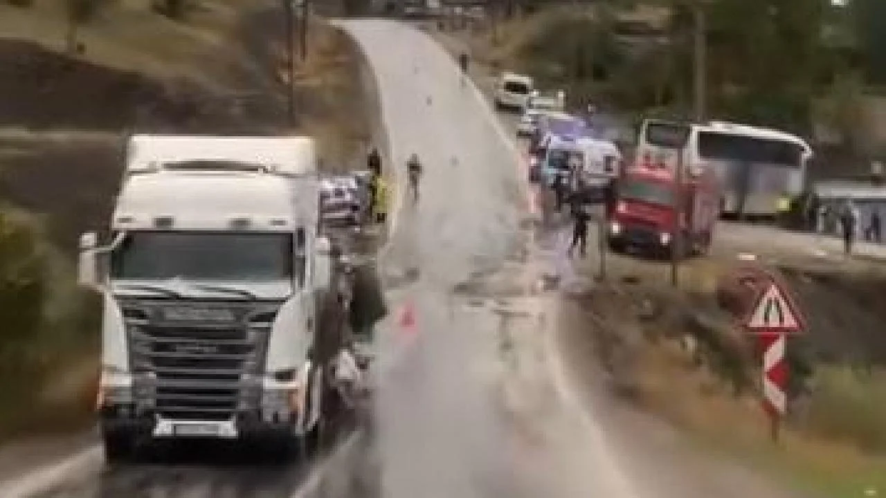 Şırnak'ta yolcu otobüsü ile tır çarpıştı: 15 yaralı
