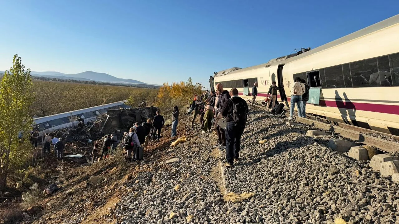 İspanya'da hızlı trenler çarpıştı: Ölü ve yaralılar var