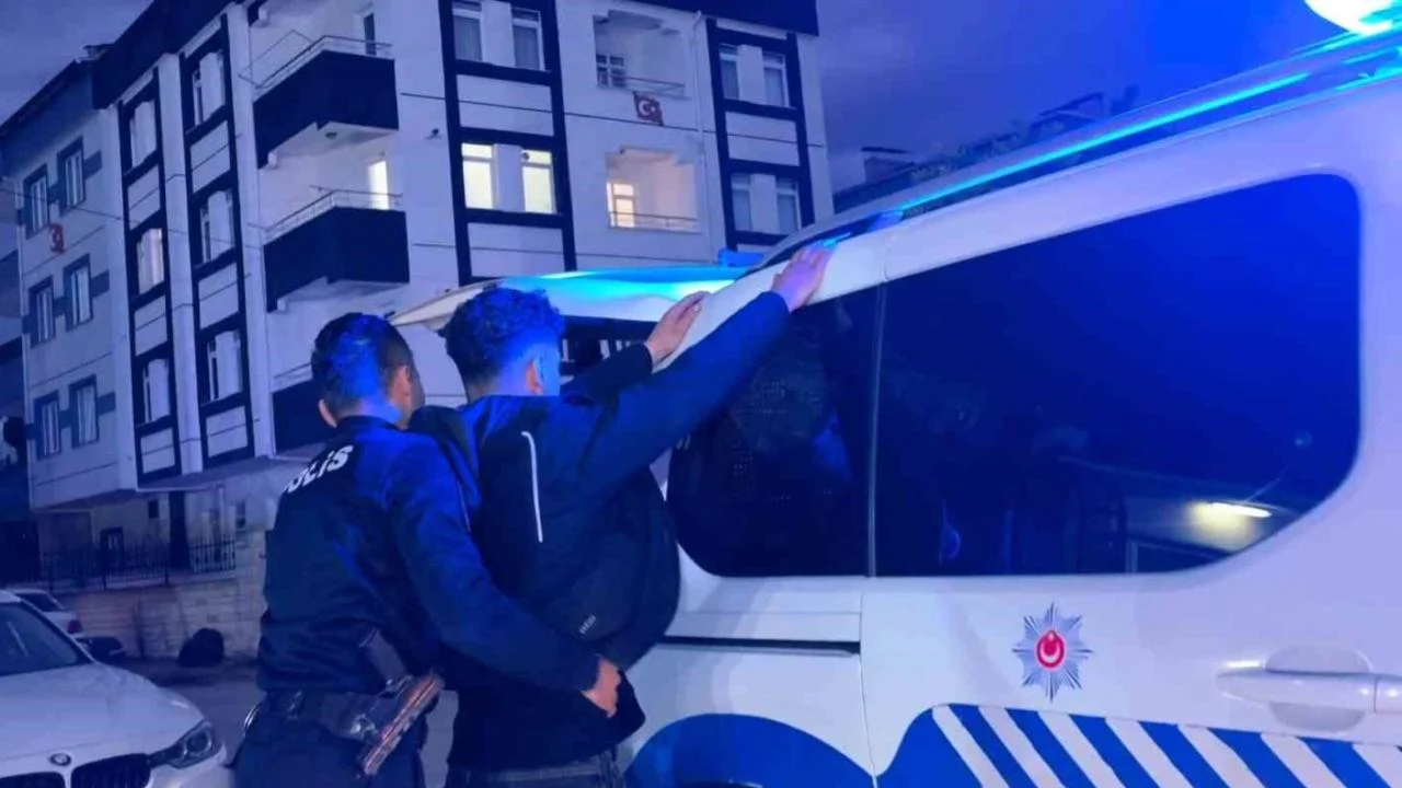 Ehliyet sınavında kopya düzeneğine gözaltı