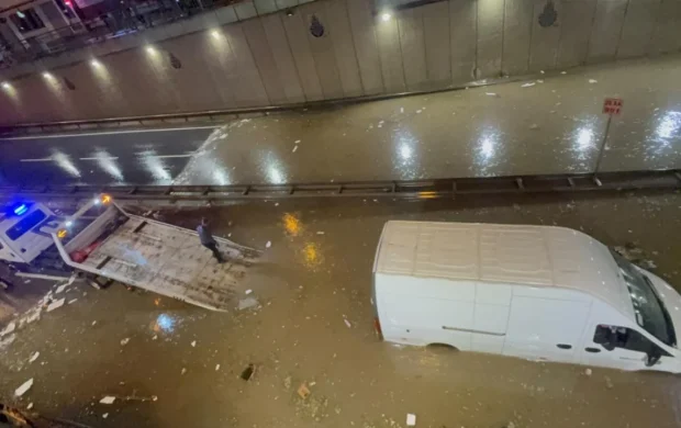 İstanbul'da dereler taştı, yollar göle döndü