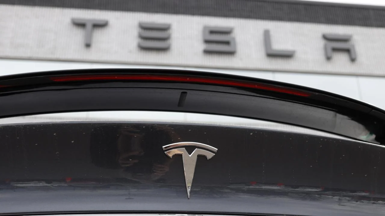 Tesla, uçan otomobil olduğunu iddia ettiği aracını tanıttı