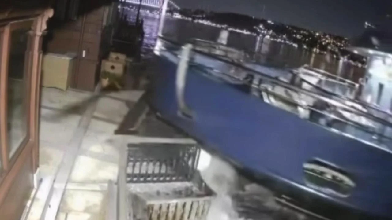 Üsküdar'da yolcu vapuru tarihi yalıya çarptı