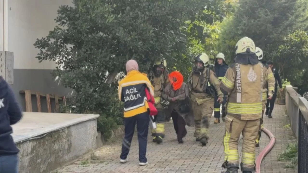 Kadıköy'de 8 katlı binada yangın