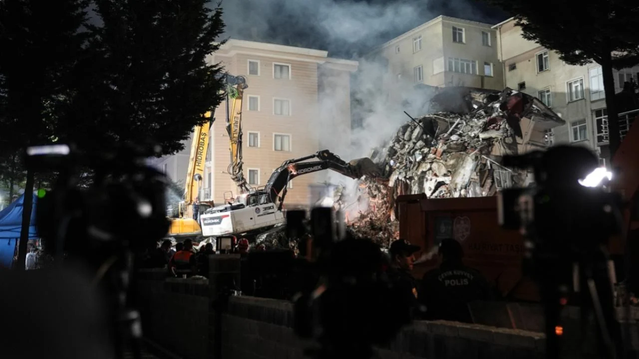 İstanbul'da 7 katlı bina kısmen çöktü: 3 kişi aranıyor
