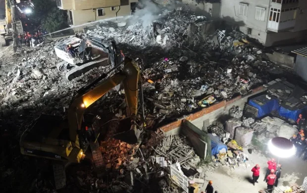 İstanbul'da 7 katlı bina kısmen çöktü: 5 kişi hayatını kaybetti