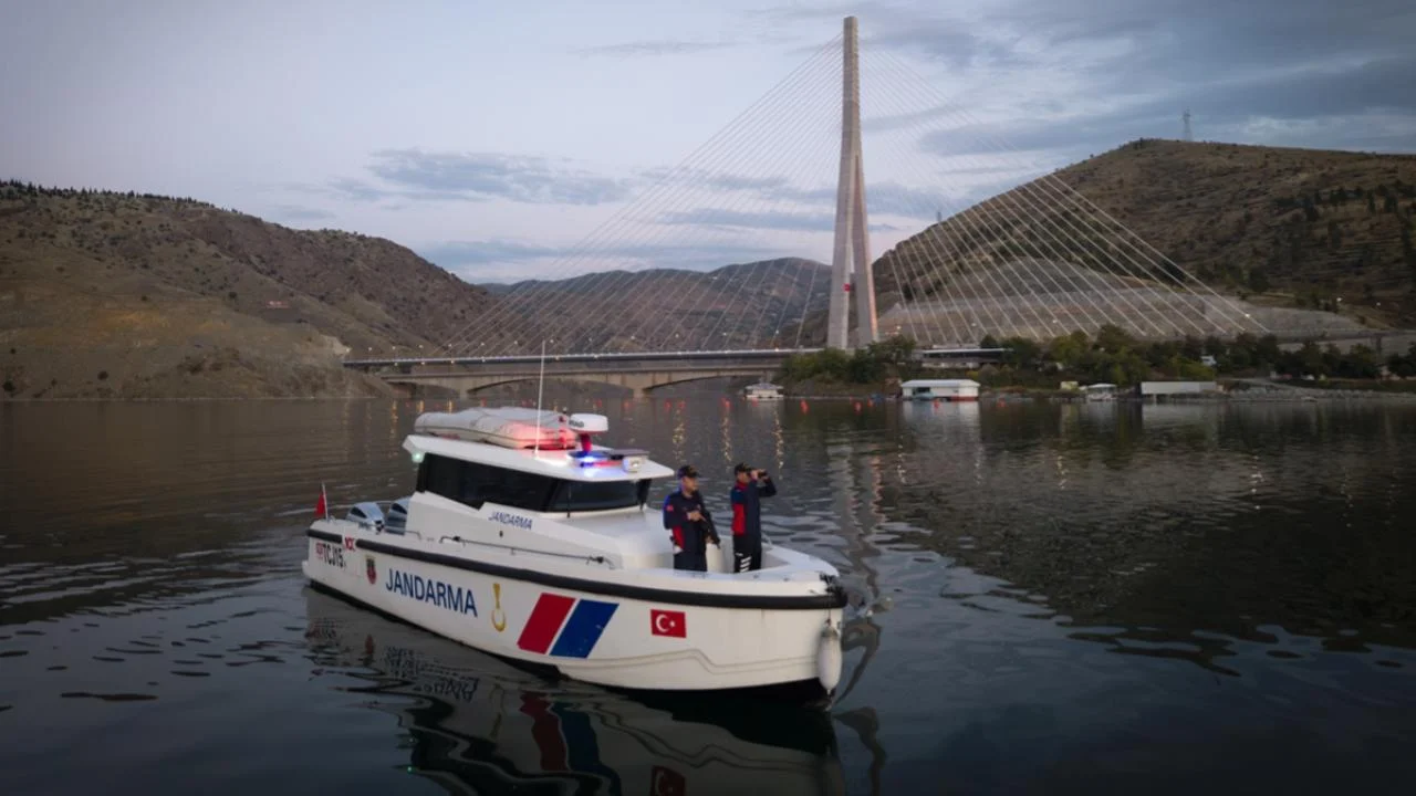 Jandarmanın yüzen karakolu görev başında